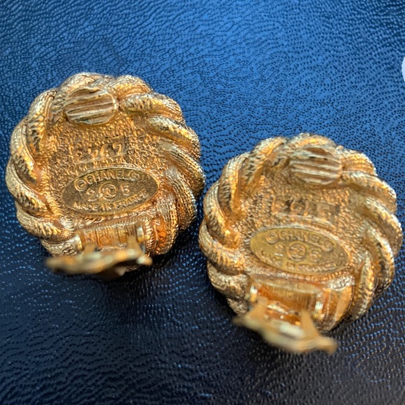 Authentic Chanel Vintage Faux Pearl Clip On Earrings - Picture 4 of 9